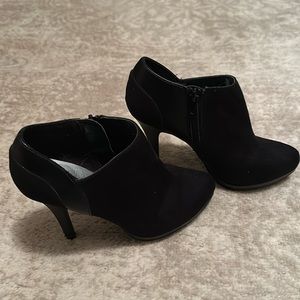 X-appeal black heeled boot size 6